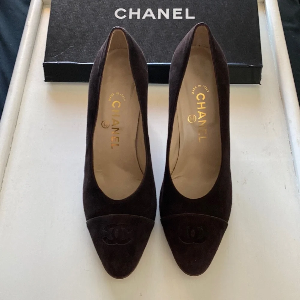 CHANEL Suede Pump in Chocolate Brown - Picture 2 of 9